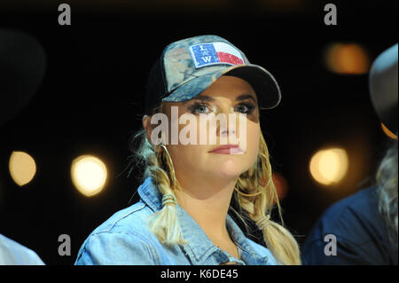 September 11, 2016 - MIRANDA LAMBERT hört während einer Pressekonferenz Dienstag für George Strait Hand in Hand Hurrikan Harvey Benefizkonzert in San Antonio. Auch die Durchführung sind CHRIS STAPELTON, Lyle Lovett, ROBERT EARL scharf. Credit: Robin Jerstad/ZUMA Draht/Alamy leben Nachrichten Stockfoto