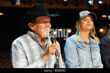 September 11, 2016 - George Strait und Miranda Lambert Lächeln während einer Pressekonferenz Dienstag für die Meerenge Hand in Hand Hurrikan Harvey Benefizkonzert in San Antonio. Credit: Robin Jerstad/ZUMA Draht/Alamy leben Nachrichten Stockfoto