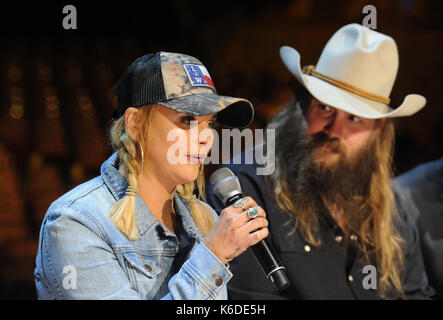 September 11, 2016 - MIRANDA LAMBERT spricht während einer Pressekonferenz Dienstag für George Strait Hand in Hand Hurrikan Harvey Benefizkonzert in San Antonio. Zuhören ist Musiker Chris STAPELTON. Credit: Robin Jerstad/ZUMA Draht/Alamy leben Nachrichten Stockfoto