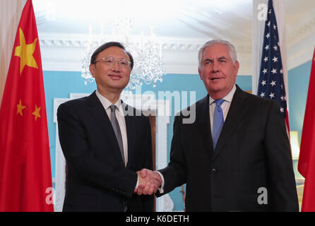 Washington, USA. 12 Sep, 2017. Chinesischen Staatsrat Yang Jiechi (L) trifft mit US-Staatssekretär Rex Tillerson bei seinem Zwischenstopp in Washington, USA, Sept. 12, 2017. Credit: Wang Ying/Xinhua/Alamy leben Nachrichten Stockfoto