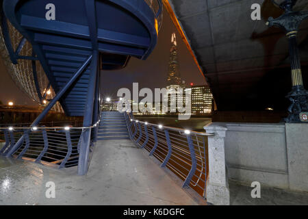 London, Der Shard gesehen von der Fußgängerzone Treppe in New London Bridge auf der Themse North Bank bei Nacht Stockfoto