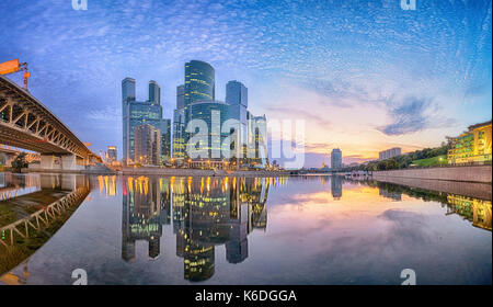 Stadtbild von Moskau City Business District in Fluss Moskwa am Morgen wider Stockfoto