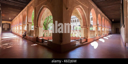 Guadalupe, Spanien - September 3., 2017: Panoramablick vom offenen arcade Galerie von Guadalupe Kloster Kreuzgang. Caceres, Extremadura, Spanien Stockfoto