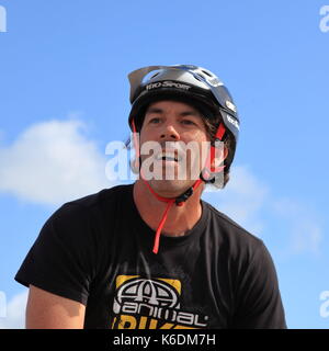 Mätzchen, Aktivitäten, Spannung und Aufregung am Tier Outdoor Bekleidung promotion Stunt radfahren Anzeige bei der jährlichen Windfest, Sandbänke, Poole, Großbritannien Stockfoto