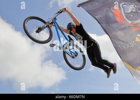 Mätzchen, Aktivitäten, Spannung und Aufregung am Tier Outdoor Bekleidung promotion Stunt radfahren Anzeige bei der jährlichen Windfest, Sandbänke, Poole, Großbritannien Stockfoto