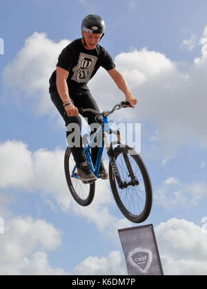 Mätzchen, Aktivitäten, Spannung und Aufregung am Tier Outdoor Bekleidung promotion Stunt radfahren Anzeige bei der jährlichen Windfest, Sandbänke, Poole, Großbritannien Stockfoto