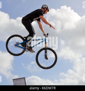 Mätzchen, Aktivitäten, Spannung und Aufregung am Tier Outdoor Bekleidung promotion Stunt radfahren Anzeige bei der jährlichen Windfest, Sandbänke, Poole, Großbritannien Stockfoto