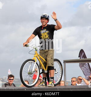 Mätzchen, Aktivitäten, Spannung und Aufregung am Tier Outdoor Bekleidung promotion Stunt radfahren Anzeige bei der jährlichen Windfest, Sandbänke, Poole, Großbritannien Stockfoto