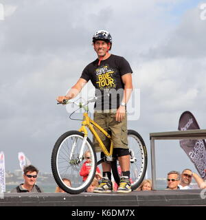 Mätzchen, Aktivitäten, Spannung und Aufregung am Tier Outdoor Bekleidung promotion Stunt radfahren Anzeige bei der jährlichen Windfest, Sandbänke, Poole, Großbritannien Stockfoto