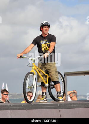 Mätzchen, Aktivitäten, Spannung und Aufregung am Tier Outdoor Bekleidung promotion Stunt radfahren Anzeige bei der jährlichen Windfest, Sandbänke, Poole, Großbritannien Stockfoto