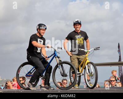 Mätzchen, Aktivitäten, Spannung und Aufregung am Tier Outdoor Bekleidung promotion Stunt radfahren Anzeige bei der jährlichen Windfest, Sandbänke, Poole, Großbritannien Stockfoto