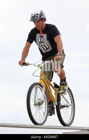 Mätzchen, Aktivitäten, Spannung und Aufregung am Tier Outdoor Bekleidung promotion Stunt radfahren Anzeige bei der jährlichen Windfest, Sandbänke, Poole, Großbritannien Stockfoto