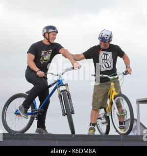 Mätzchen, Aktivitäten, Spannung und Aufregung am Tier Outdoor Bekleidung promotion Stunt radfahren Anzeige bei der jährlichen Windfest, Sandbänke, Poole, Großbritannien Stockfoto