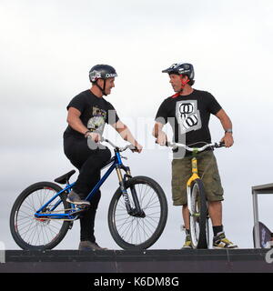 Mätzchen, Aktivitäten, Spannung und Aufregung am Tier Outdoor Bekleidung promotion Stunt radfahren Anzeige bei der jährlichen Windfest, Sandbänke, Poole, Großbritannien Stockfoto