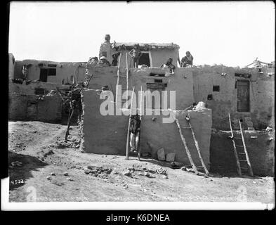 Nahaufnahme der terrassierten Hopi (Moki) Häuser in Oraibi, Virginia, 1898 (CHS 4592) Stockfoto