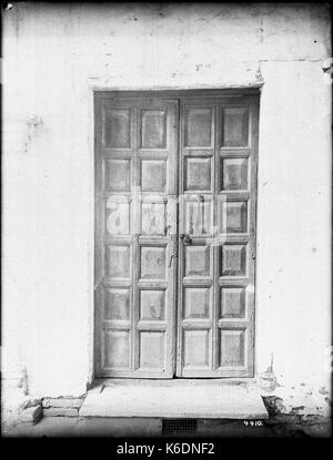 Tür vor Korridor an der Mission San Juan Capistrano, Kalifornien, Ca. 1908 (CHS4410) Stockfoto