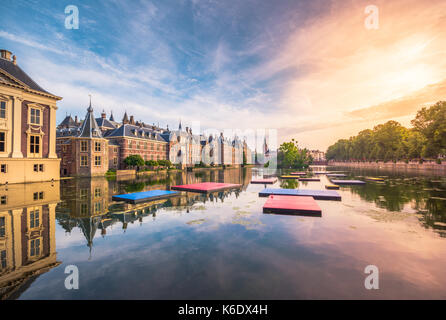 Die hofvijver Teich (Teich) mit der Binnenhof Komplex in Den Haag, Niederlande Stockfoto