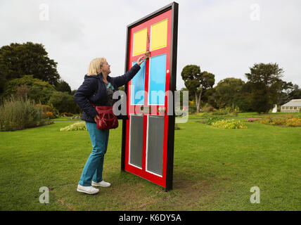 Eine Frau klopft an" die magische Tür' von Steve Doody, die Teil der Skulptur im Kontext 2017, die in der Nationalen Botanischen Gärten in Dublin und läuft vom 7. September bis 20. Oktober. Stockfoto