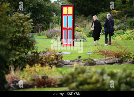 Leute schauen auf "Die magische Tür' von Steve Doody, die Teil der Skulptur im Kontext 2017, die in der Nationalen Botanischen Gärten in Dublin und läuft vom 7. September bis 20. Oktober. Stockfoto