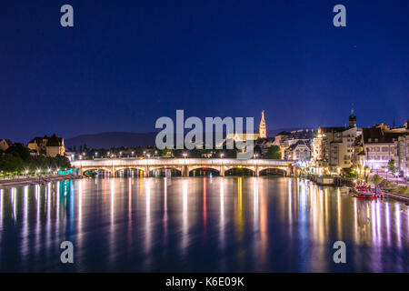 Blick auf die Altstadt von Basel mit rotem Stein Munster Dom und der Rhein, Schweiz. Stockfoto