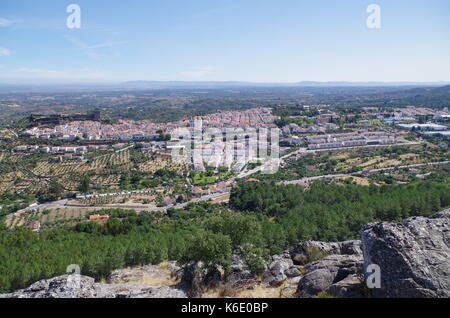 Überblick über Castelo de Vide aus der Einsiedelei von Nossa Senhora da Penha. Alentejo, Portugal Stockfoto