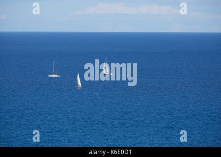 Europa, Spanien, Balearen, Mallorca, Canyamel - Stille Gefühl - Sie in der Ferne Segelboote auf dem Meer sehen Stockfoto