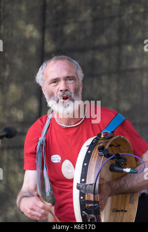 Kila live auf dem BlueFire Street Fest 2016. Dublin, Irland. September 2016. Mit: Rónán Ó Snodaigh Stockfoto