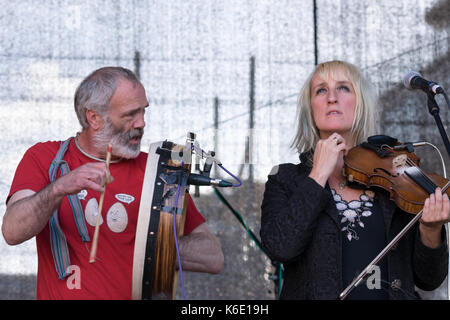 Kila live auf dem BlueFire Street Fest 2016. Dublin, Irland. September 2016. Mit Dee Armstrong und Rónán Ó Snodaigh Stockfoto