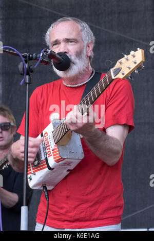 Kila live auf dem BlueFire Street Fest 2016. Dublin, Irland. September 2016. Mit: Rónán Ó Snodaigh Stockfoto