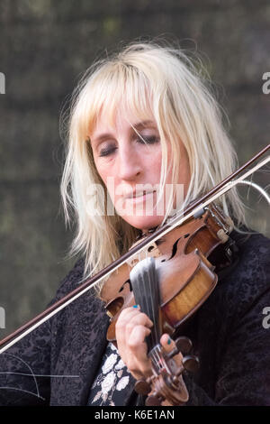 Kila live auf dem BlueFire Street Fest 2016. Dublin, Irland. September 2016. Mit: Dee Armstrong Stockfoto