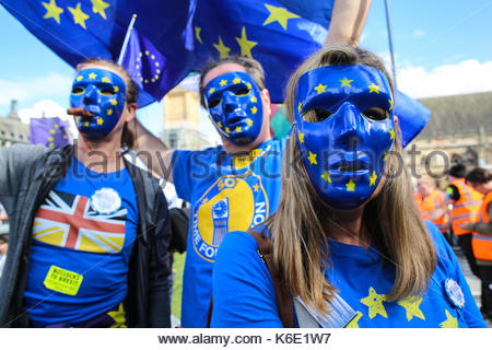 Drei maskierte Demonstranten bei einer Kundgebung in London gegen die Brexit Prozess. Stockfoto