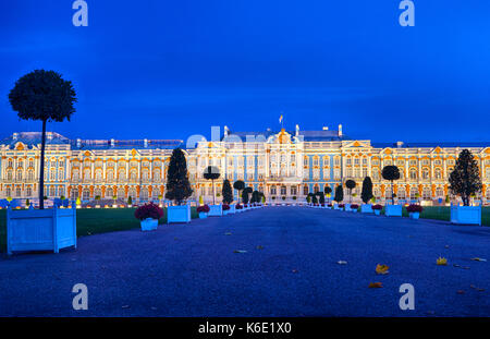 Am späten Abend bei Katharina Palast, die Sommerresidenz der russischen Zaren in Puschkin, Sankt-petersburg. Platz und Bäume Stockfoto