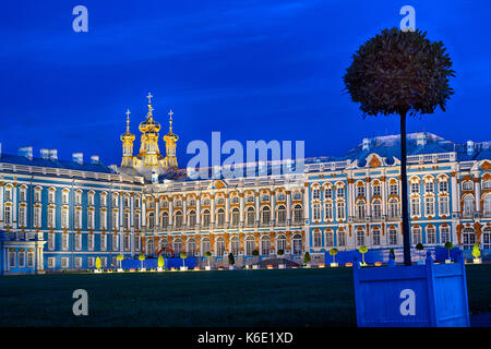 Am späten Abend bei Katharina Palast, die Sommerresidenz der russischen Zaren in Puschkin, Sankt-petersburg. Platz und Bäume Stockfoto