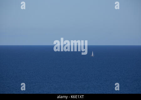 Europa, Spanien, Balearen, Mallorca, Canyamel - Stille Gefühl - Sie in der Ferne Segelboote auf dem Meer sehen Stockfoto