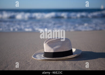 Europa, Spanien, Balearen, Mallorca, Canyamel - Sommerfeeling - einen weißen Hut ist am Strand liegen Stockfoto