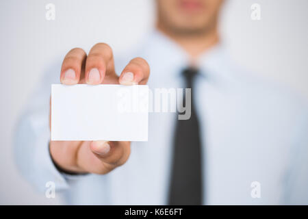 Hand des Mannes zeigt Visitenkarte - Closeup erschossen auf weißem Hintergrund Stockfoto