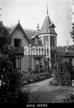 AJAXNETPHOTO. 1891-1910 (ca.). SAINT-LO, Normandie, Frankreich. - Haus und Gärten MIT EINER GRUPPE VON DAMEN STEHEND AUSSERHALB. HAUS STEHT IMMER NOCH AUF DER RUE DE CARENTAN. Fotograf: unbekannt © DIGITAL IMAGE COPYRIGHT AJAX VINTAGE BILDARCHIV QUELLE: AJAX VINTAGE BILDARCHIV SAMMLUNG REF: AVL FRA 1890 01 Stockfoto