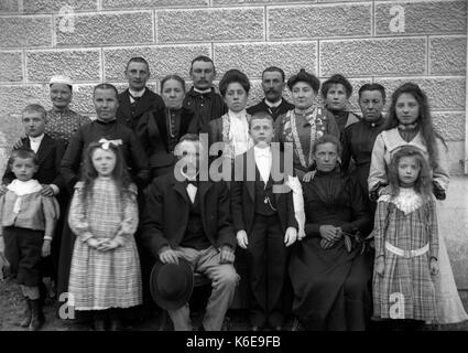 AJAXNETPHOTO. 1891-1910 (ca.). SAINT-LO REGION, Normandie, Frankreich. - In einer großen Gruppe FOTO MÖGLICHERWEISE AUCH EINE FAMILIE UND KNECHTE. Fotograf: unbekannt © DIGITAL IMAGE COPYRIGHT AJAX VINTAGE BILDARCHIV QUELLE: AJAX VINTAGE BILDARCHIV SAMMLUNG REF: AVL FRA 1890 06 Stockfoto