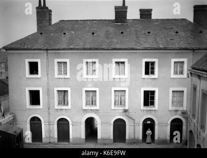 AJAXNETPHOTO. 1891-1910 (ca.). SAINT-LO REGION, Normandie, Frankreich. - Große RESIDENTIALPROPERTY MIT EINER FRAU, DIE IN EINEM TORBOGEN. Fotograf: unbekannt © DIGITAL IMAGE COPYRIGHT AJAX VINTAGE BILDARCHIV QUELLE: AJAX VINTAGE BILDARCHIV SAMMLUNG REF: AVL FRA 1890 10 Stockfoto