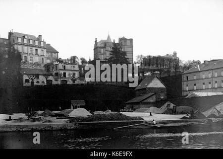 AJAXNETPHOTO. 1891-1910 (ca.). SAINT LO, Frankreich. - Wohngebäude MIT BLICK AUF LA VIRE FLUSS AGGREGAT DEPOT MIT BARGE LADEN. Fotograf: unbekannt © DIGITAL IMAGE COPYRIGHT AJAX VINTAGE BILDARCHIV QUELLE: AJAX VINTAGE BILDARCHIV SAMMLUNG REF: AVL FRA 1890 13 Stockfoto