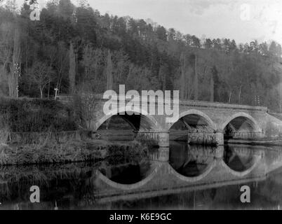 AJAXNETPHOTO. 1891-1910 (CA.). SAINT-LO, FRANKREICH. - REFLEXION IN LA VIRE DER EISENBAHNBRÜCKE BUISSONNIERE MIT DREI BÖGEN UND BEWALDETER LANDSCHAFT.FOTOGRAF:UNBEKANNT © DIGITALES BILD COPYRIGHT AJAX VINTAGE PICTURE LIBRARY QUELLE: AJAX VINTAGE PICTURE LIBRARY SAMMLUNG REF:AVL FRA 1890 B29X1215 Stockfoto