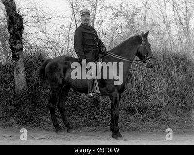 AJAXNETPHOTO. 1891-1910 (ca.). SAINT-LO REGION, Normandie, Frankreich. - Mann in der französischen Armee Uniform dating von Franco preußischen Krieg auf dem Rücken der Pferde. Fotograf: unbekannt © DIGITAL IMAGE COPYRIGHT AJAX VINTAGE BILDARCHIV QUELLE: AJAX VINTAGE BILDARCHIV SAMMLUNG REF: AVL FRA 1890 B29 X1220 Stockfoto