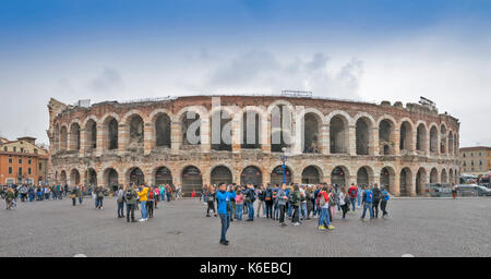 Italien Verona die ARENA ein römisches Amphitheater in Piazza Bra umgeben von Touristen Stockfoto