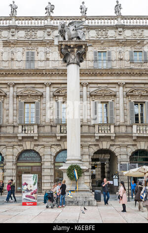 Italien Verona die Piazza delle Erbe mit weißem Marmor Spalte, auf dem steht eine Statue von St. Marks LION SYMBOL DER REPUBLIK VENEDIG Stockfoto