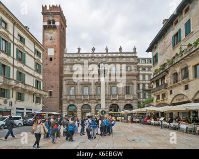 Italien Verona Piazza delle Erbe MIT EINER GRUPPE VON TOURISTEN VOR DEM WEISSEN MARMOR SPALTE MIT Statue von St. Marks LION SYMBOL DER REPUBLIK VENEDIG Stockfoto