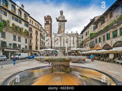 Italien Verona die Piazza delle Erbe mit STATUE MADONNA VERONA und Springbrunnen Stockfoto