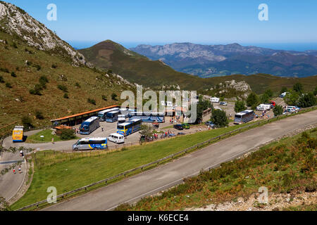 Besucher in der Covadonga Seen im Nationalpark Picos de Europa. Asturien. Spanien. Stockfoto