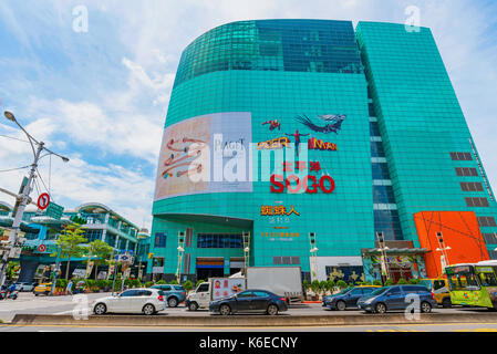 TAIPEI, Taiwan - 27. Juni: Dies ist die Sogo Department Store ist ein beliebter Ort für Luxusgüter in der Innenstadt Zhongxiao Fuxing Bereich o zum Shop Stockfoto