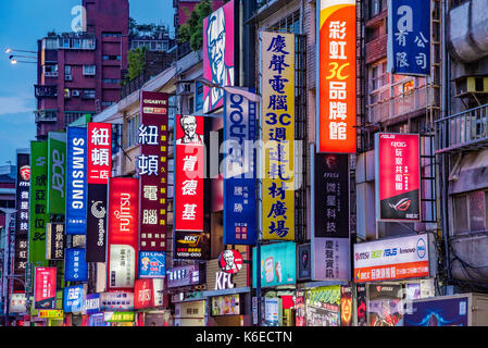 TAIPEI, Taiwan - 28. Juni: Diese sind Elektronik Shops in Guanghua Elektronik Markt eine berühmte Straße, wo die Leute kommen Verbraucher elektronisch zu purhcase Stockfoto