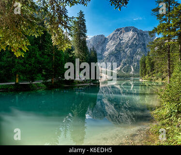 Landschaft der See von Bries und Mount Croda del Becco im Hintergrund mit blauer Himmel am Horizont, Dolomiten - Südtirol, Italien Stockfoto